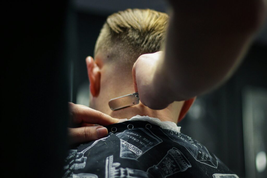 Scheermes langs de nek tijdens een barberbehandeling